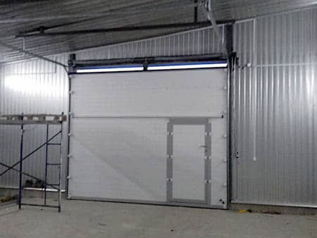 Подъемные ворота с калиткой для гаража в Реже